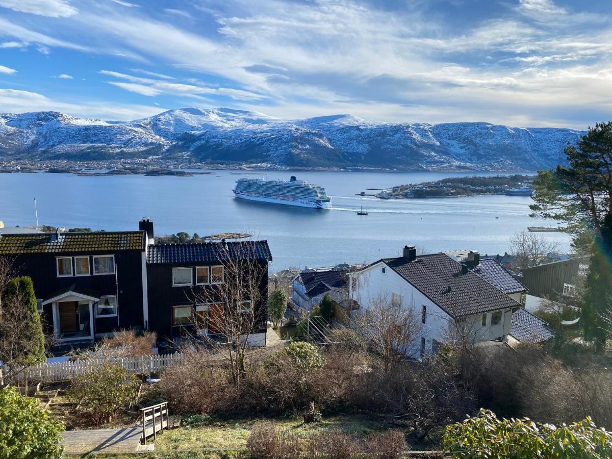 Great Place With View To The Mountains And Fjord Alesund Bagian luar foto