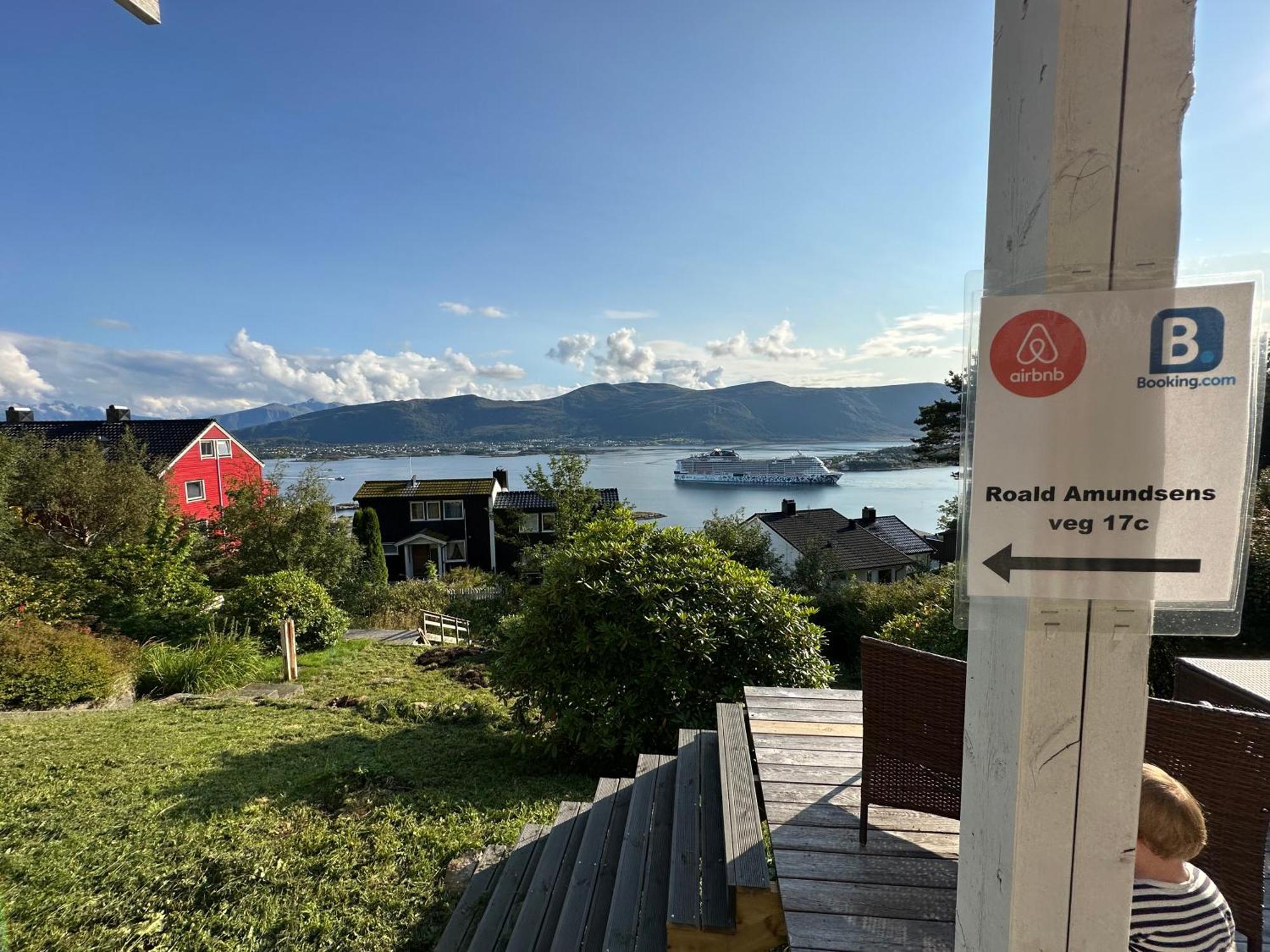 Great Place With View To The Mountains And Fjord Alesund Bagian luar foto