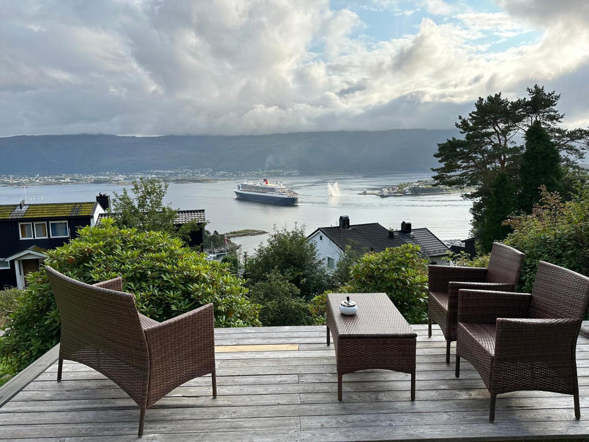 Great Place With View To The Mountains And Fjord Alesund Bagian luar foto